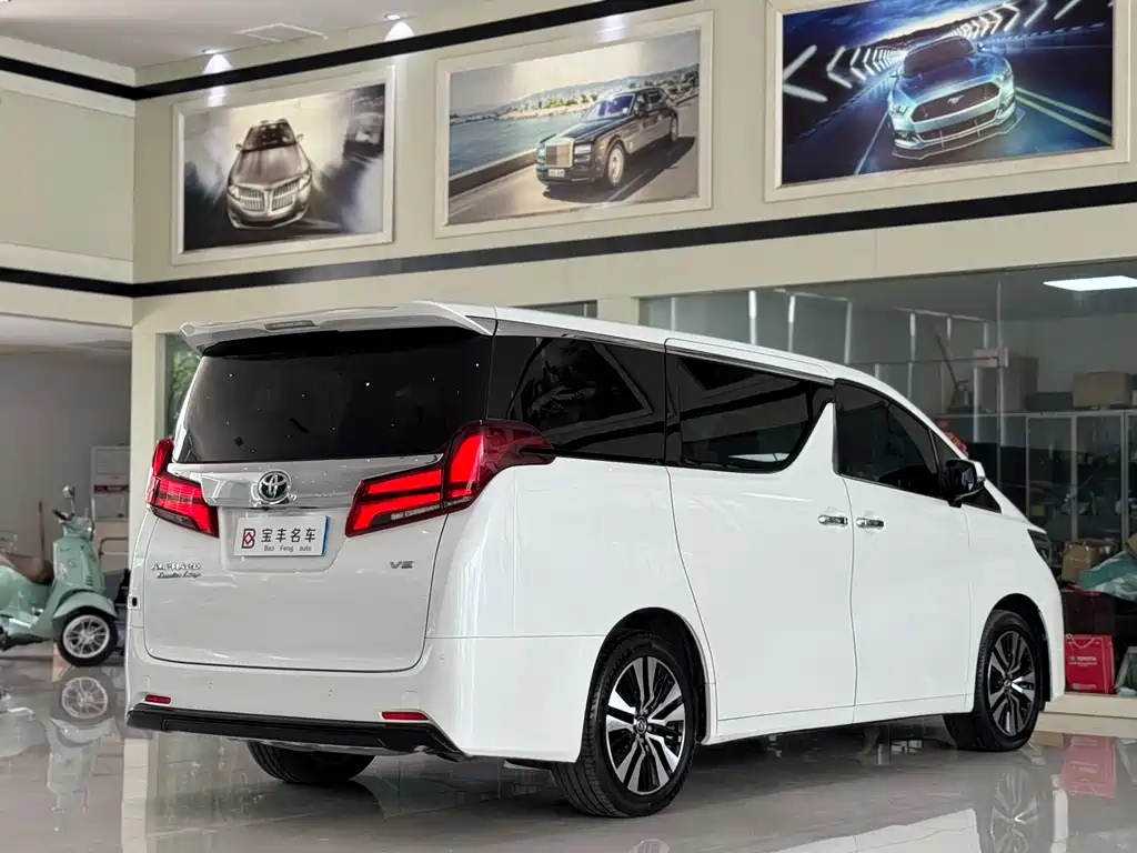 Toyota Alphard 2019 — фото 18