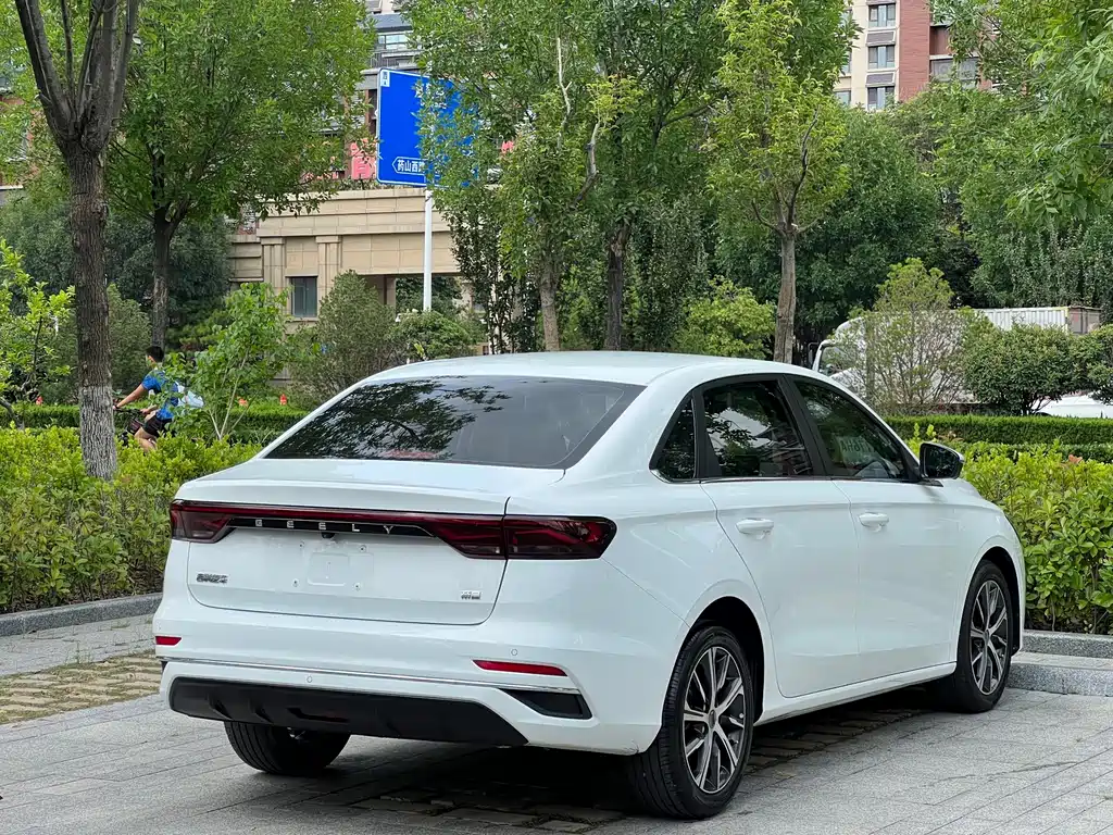Geely Emgrand 2022