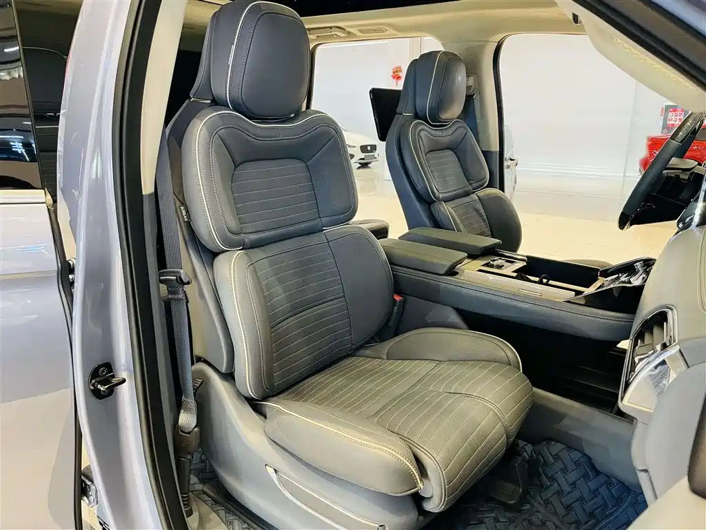 Lincoln Navigator 2019 — фото 17