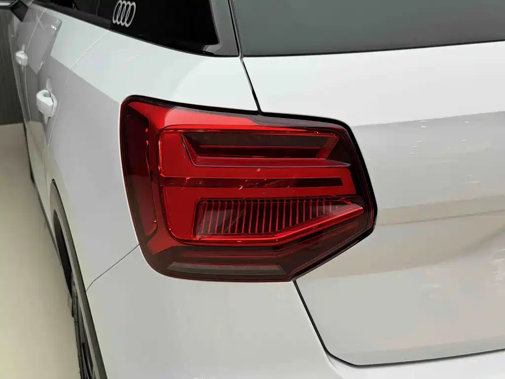 Audi Q2L 2019 — фото 14