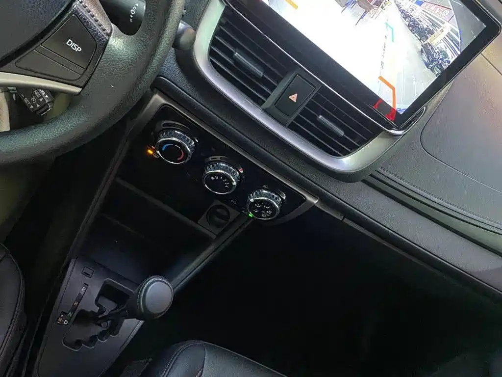 Toyota Yaris L 2022 — фото 10