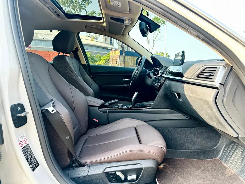 BMW 3 Series 2018 — фото 14