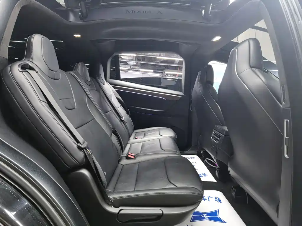 Tesla Model X 2018 — фото 10
