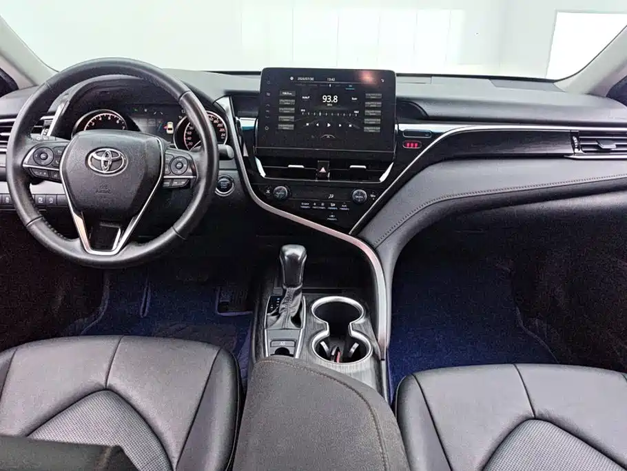 Toyota Camry 2023 — фото 12