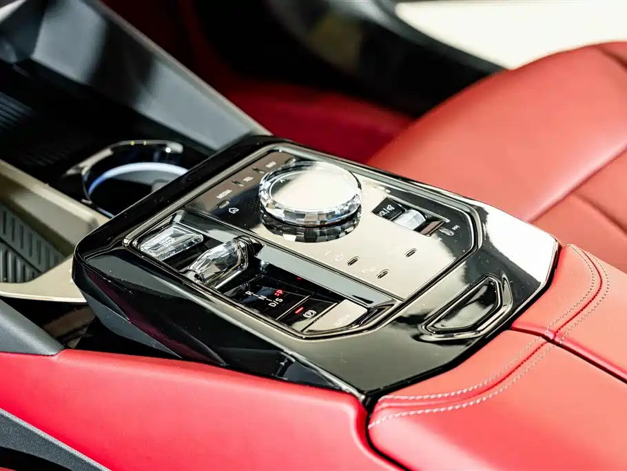 BMW 5 Series 2025 — фото 13