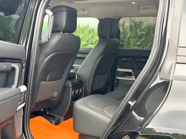 Land Rover Defender 2024