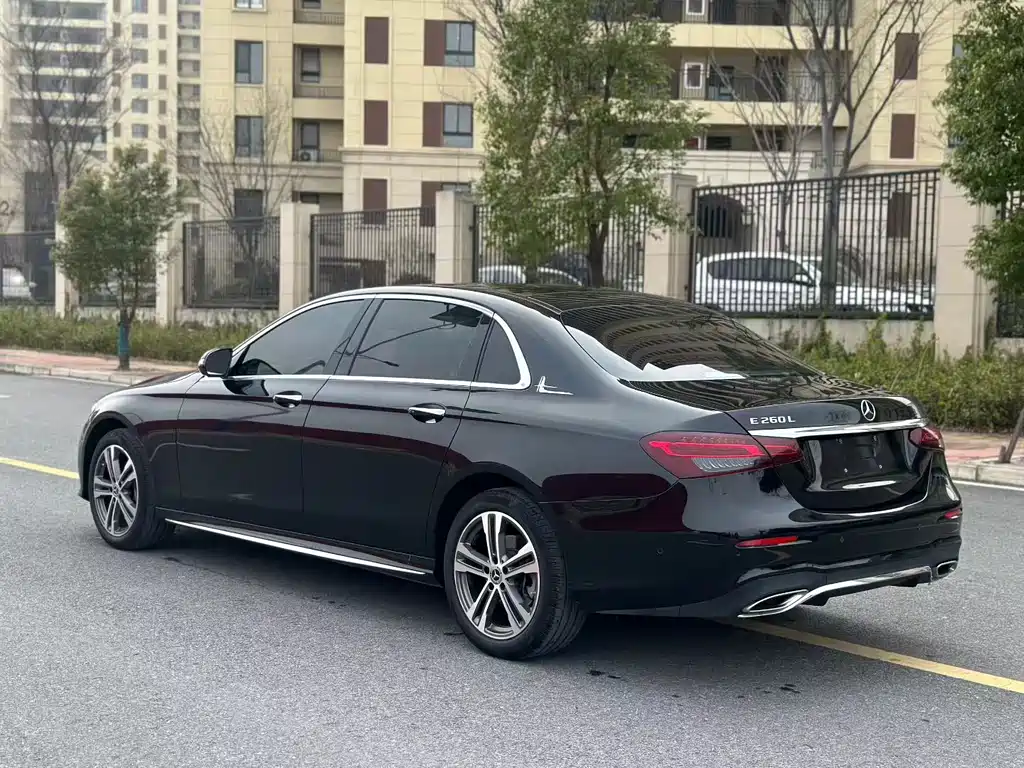 Mercedes-Benz E-Class 2022 — фото 9