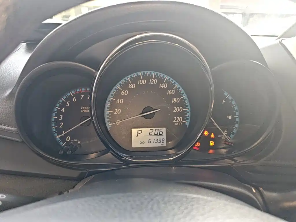 Toyota Yaris L 2018 — фото 12