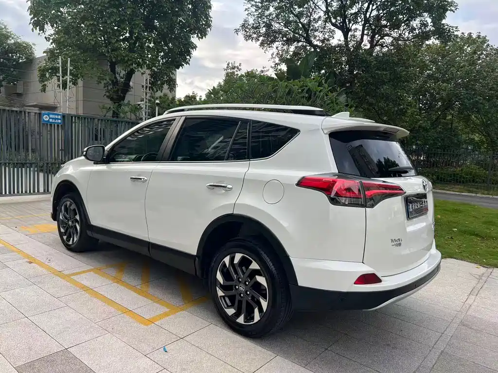 Toyota RAV4 2016 — фото 6