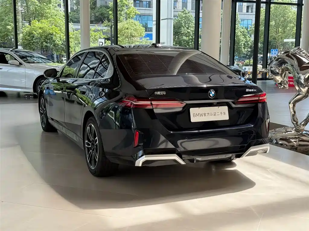 BMW 5 Series 2025 — фото 15