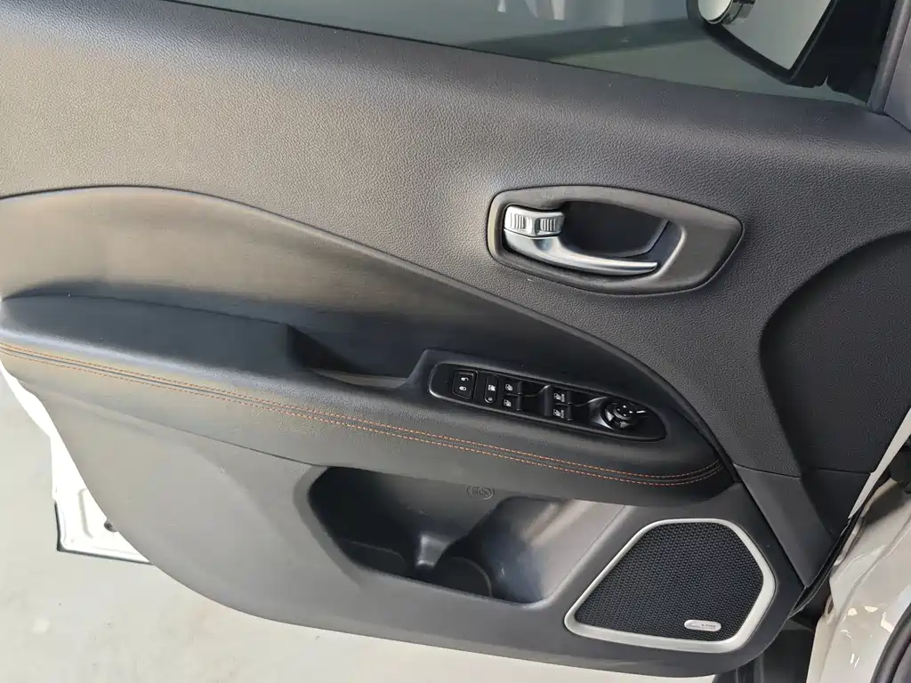 Jeep Compass 2016 — фото 12