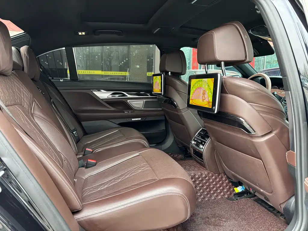 BMW 7 Series 2018 — фото 11