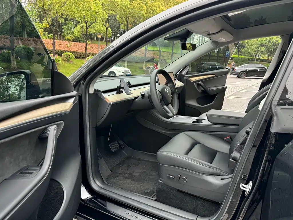 Tesla Model Y 2023 — фото 12