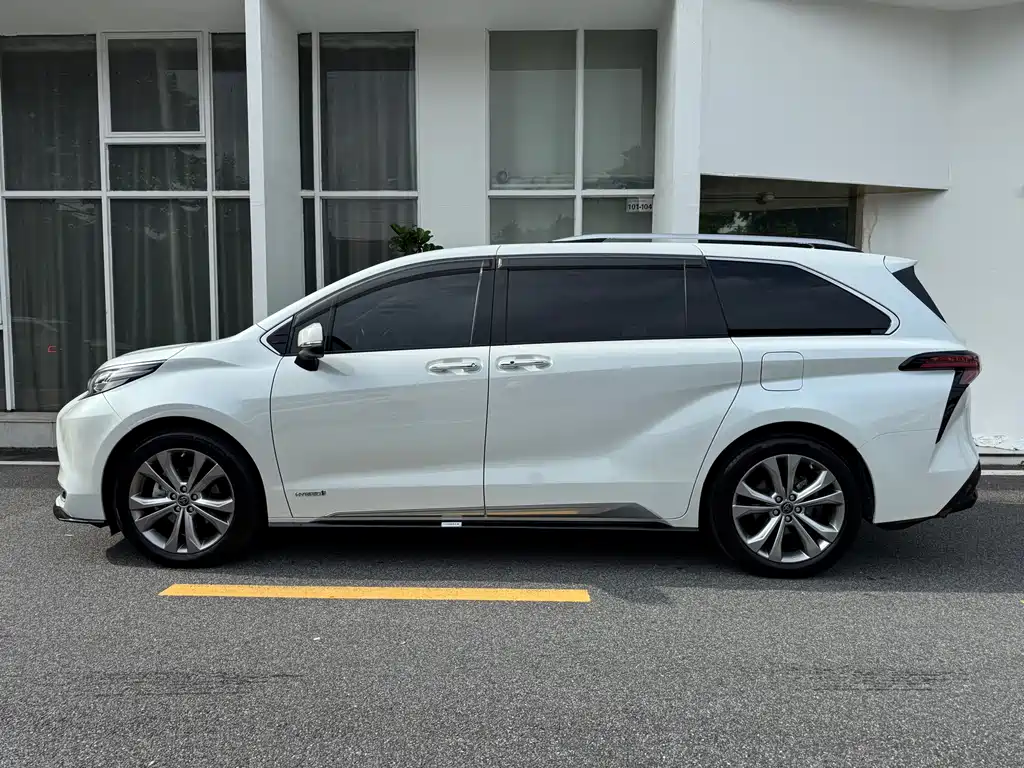 Toyota Sienna 2023 — фото 4