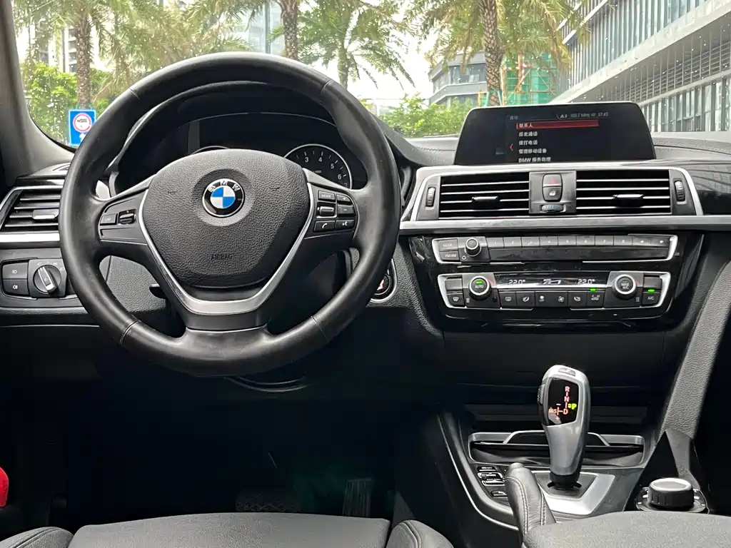 BMW 3 Series 2018 — фото 11