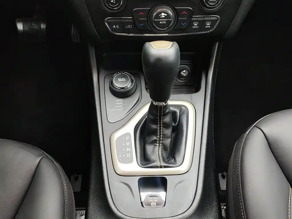 Jeep Cherokee 2018 — фото 13