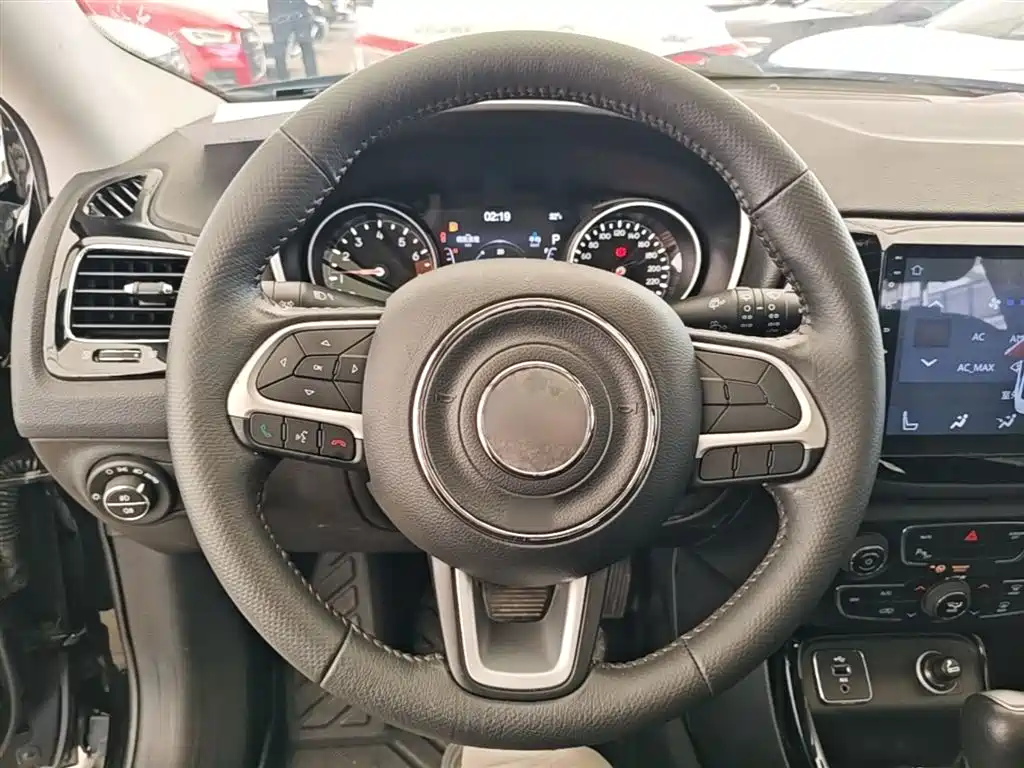 Jeep Compass 2017 — фото 11