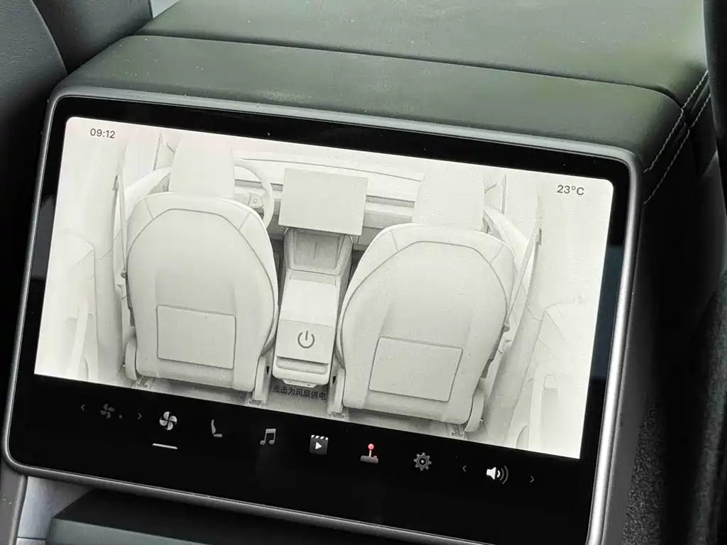 Tesla Model Y 2025 — фото 13