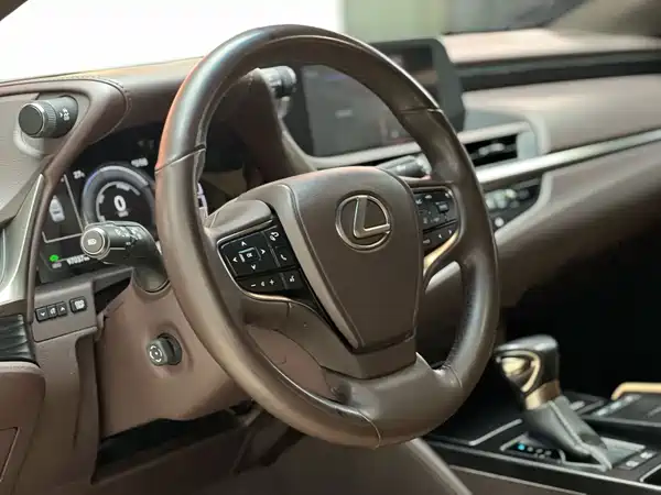 Lexus ES 2020