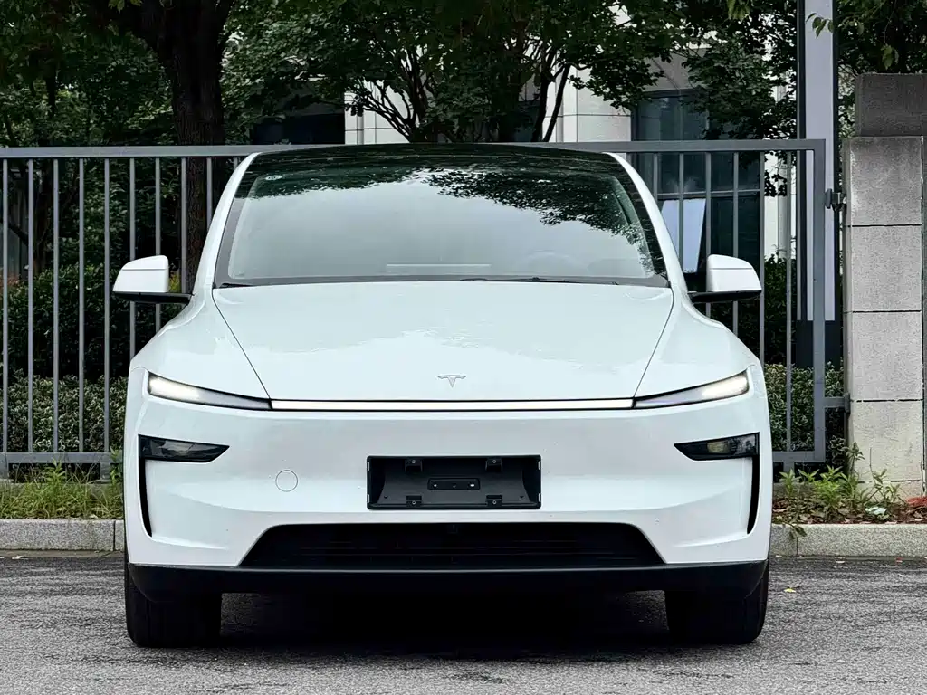 Tesla Model Y 2025
