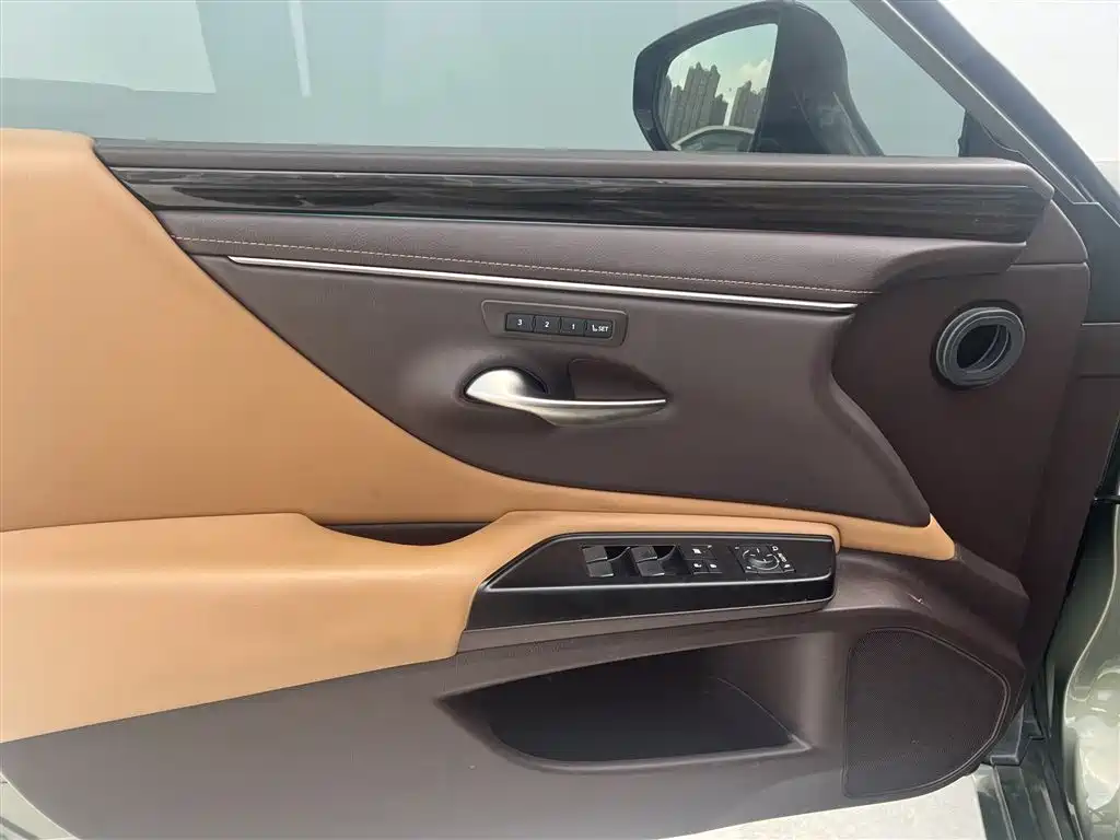 Lexus ES 2019 — фото 13