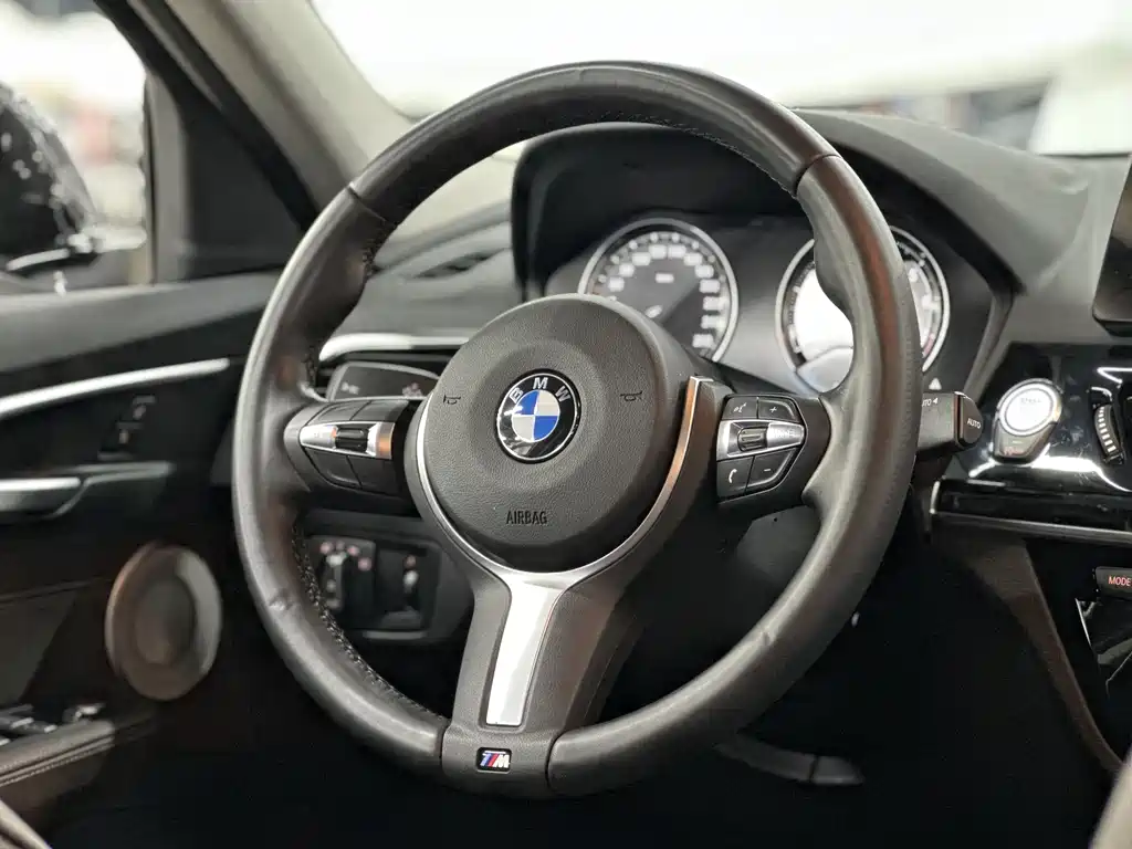 BMW 1 Series 2023 — фото 18