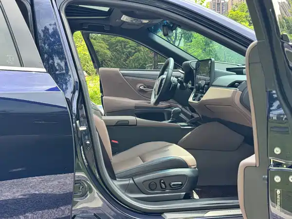 Lexus ES 2025