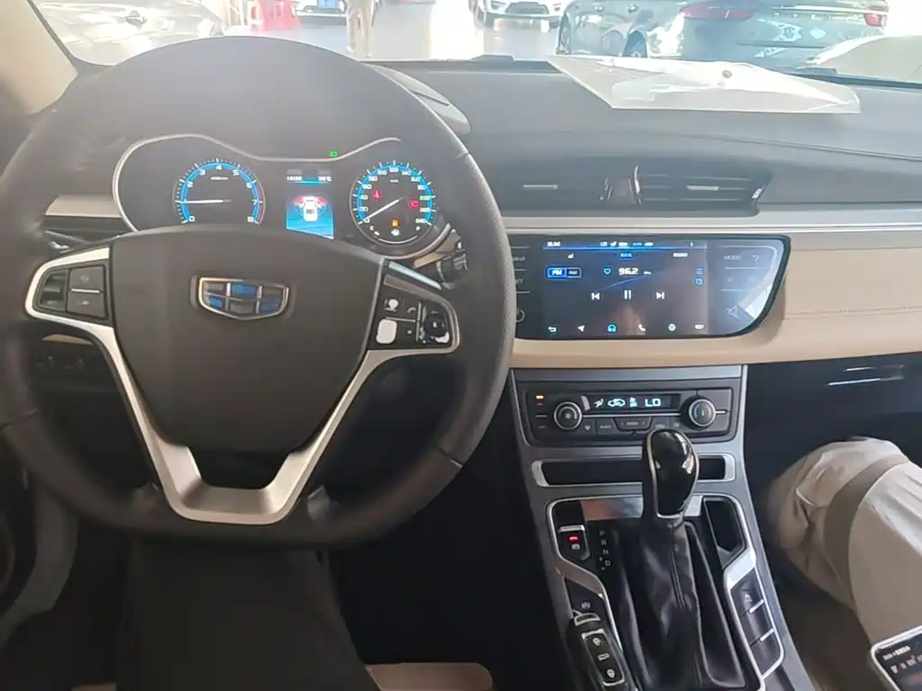 Geely Emgrand 2018 — фото 10
