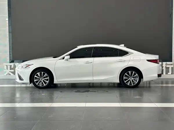 Lexus ES 2019