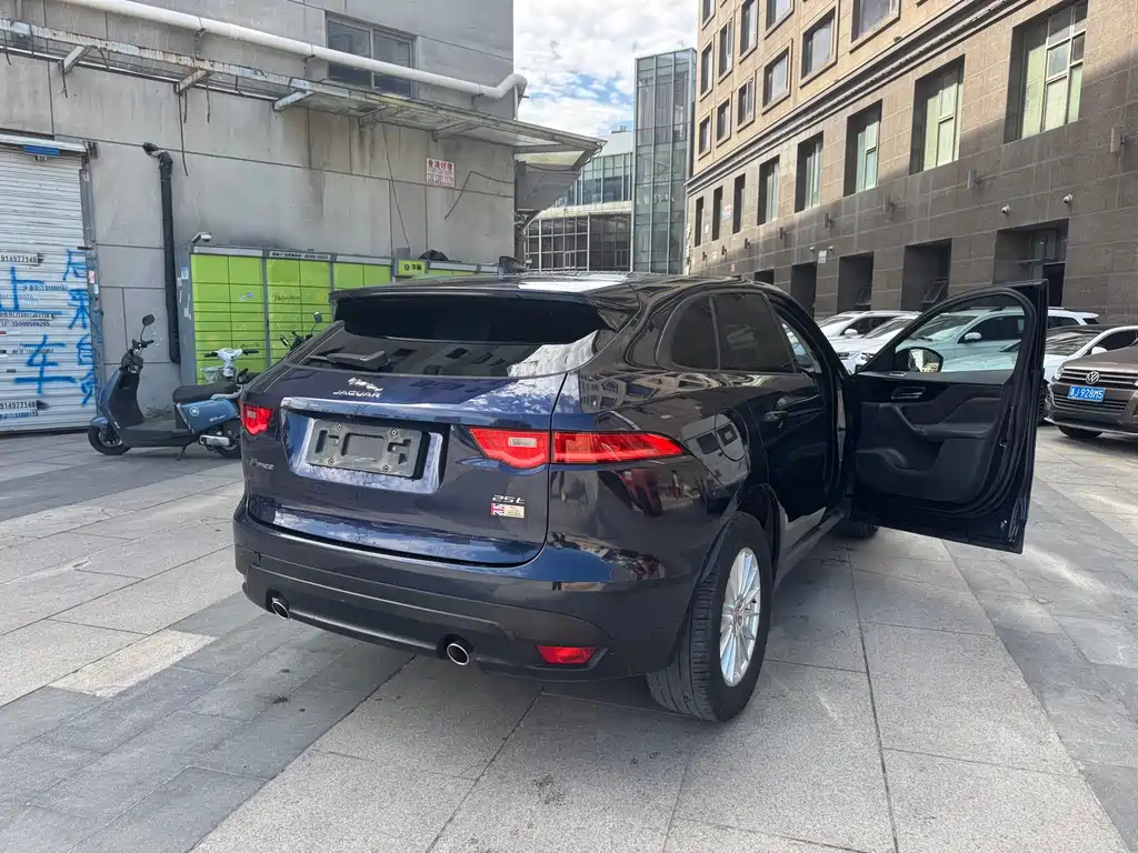 Jaguar F-PACE 2017 — фото 18