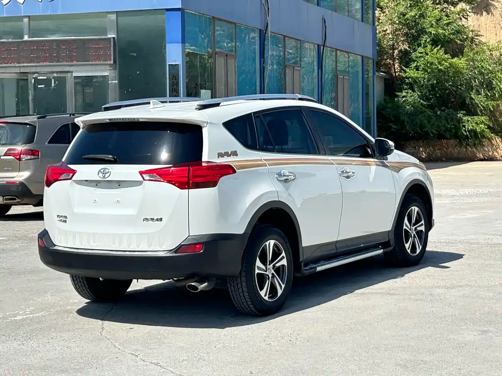 Toyota RAV4 2016 — фото 9