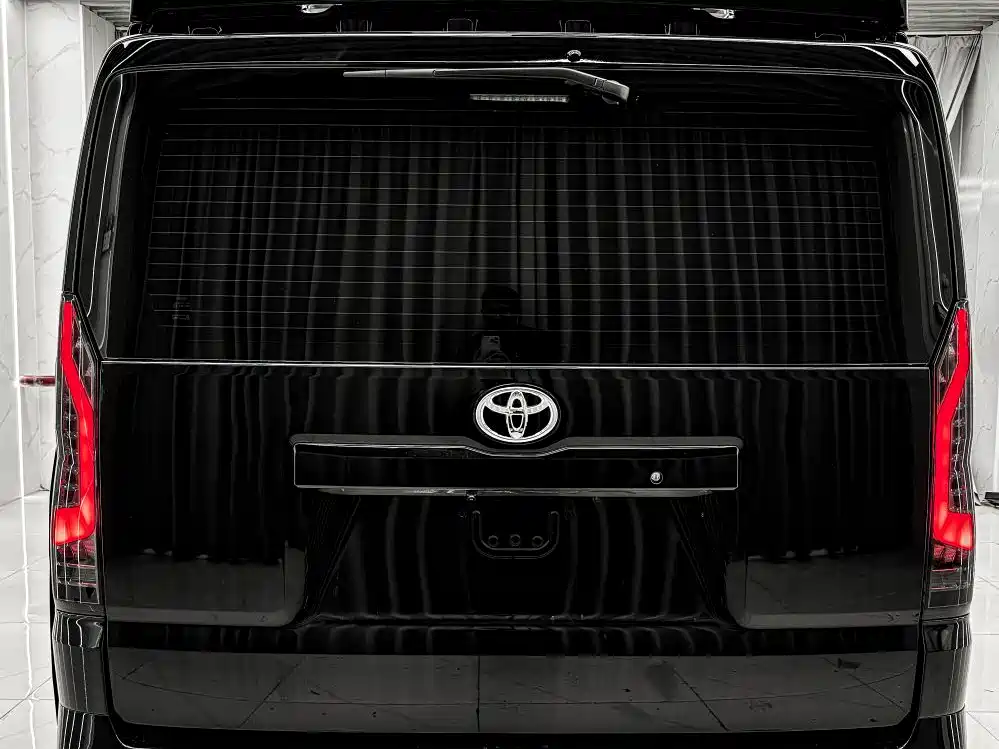 Toyota Hiace — фото 15
