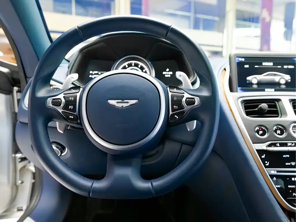 Aston Martin DB11 2018 — фото 13