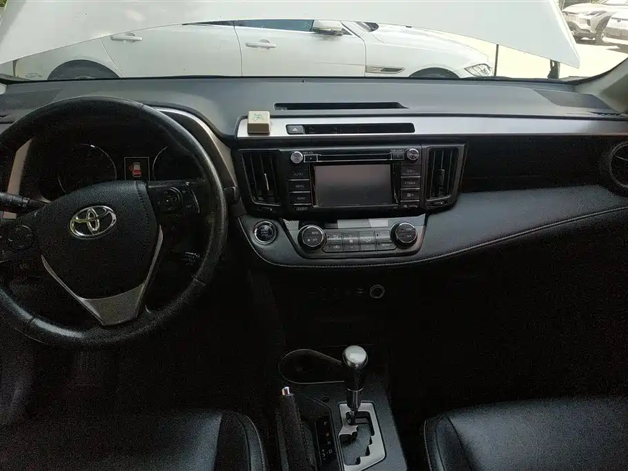 Toyota RAV4 2016 — фото 13