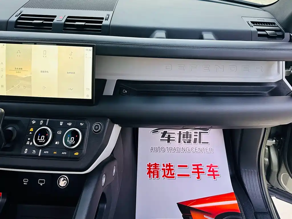 Land Rover Defender 2023 — фото 12