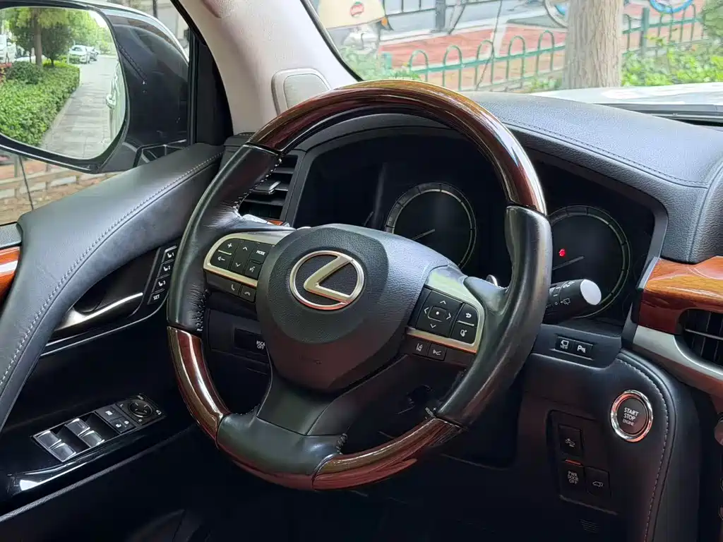 Lexus LX 2017 — фото 11