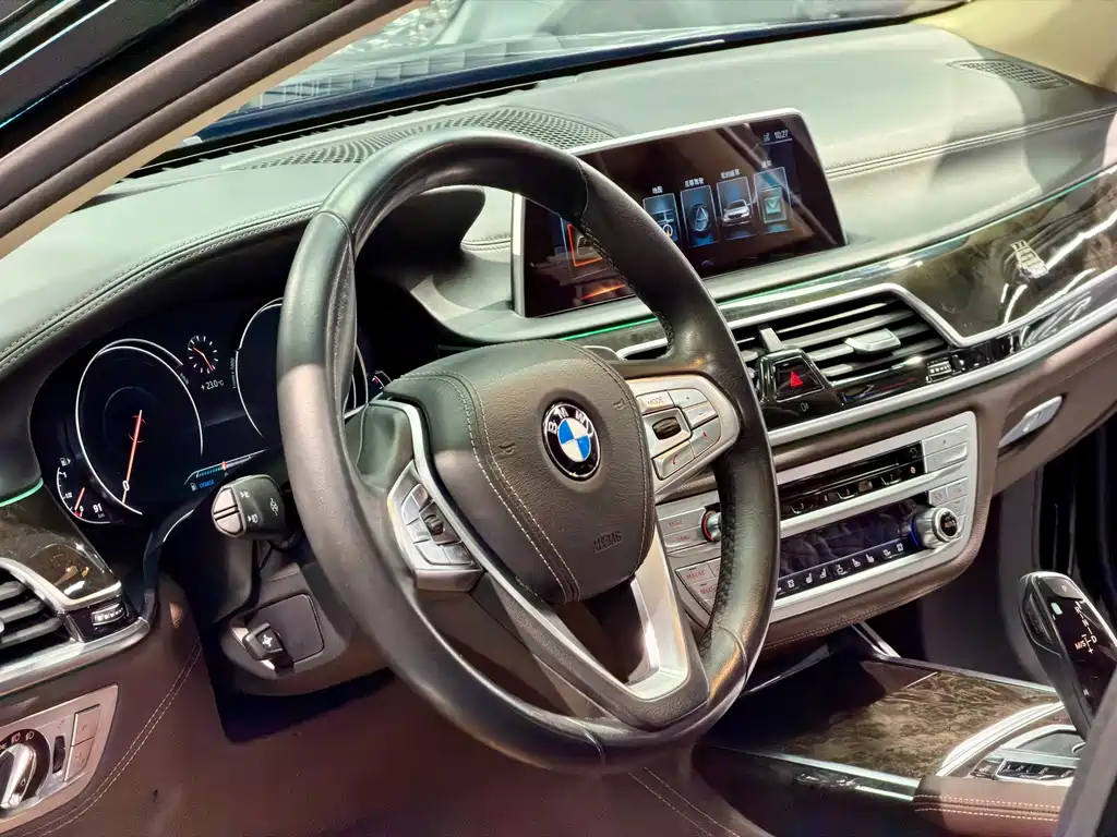 BMW 7 Series 2017 — фото 11
