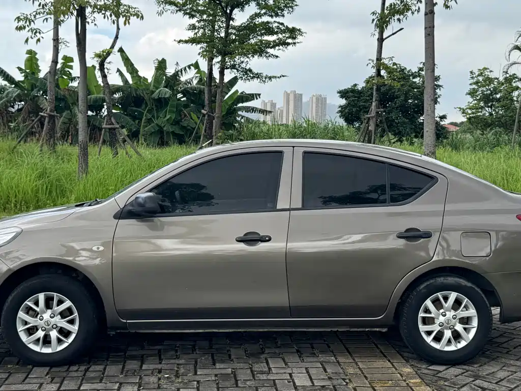 Nissan Sunny 2015 — фото 19