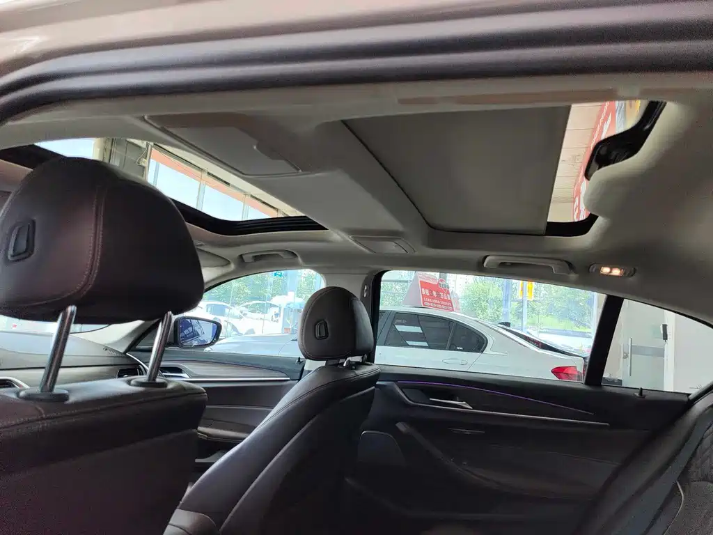 BMW 5 Series 2018 — фото 13