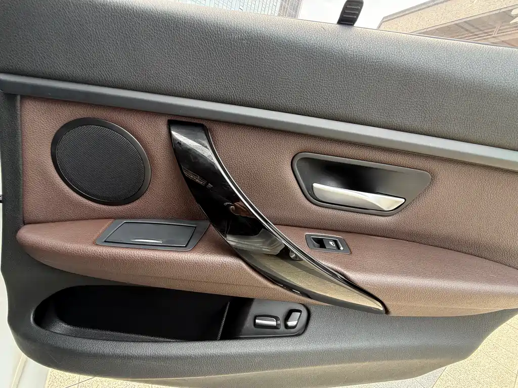 BMW 3 Series 2019 — фото 18
