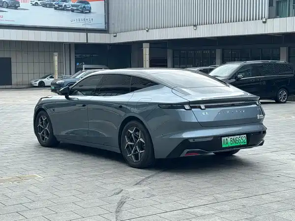 Lynk & Co Z10 2024