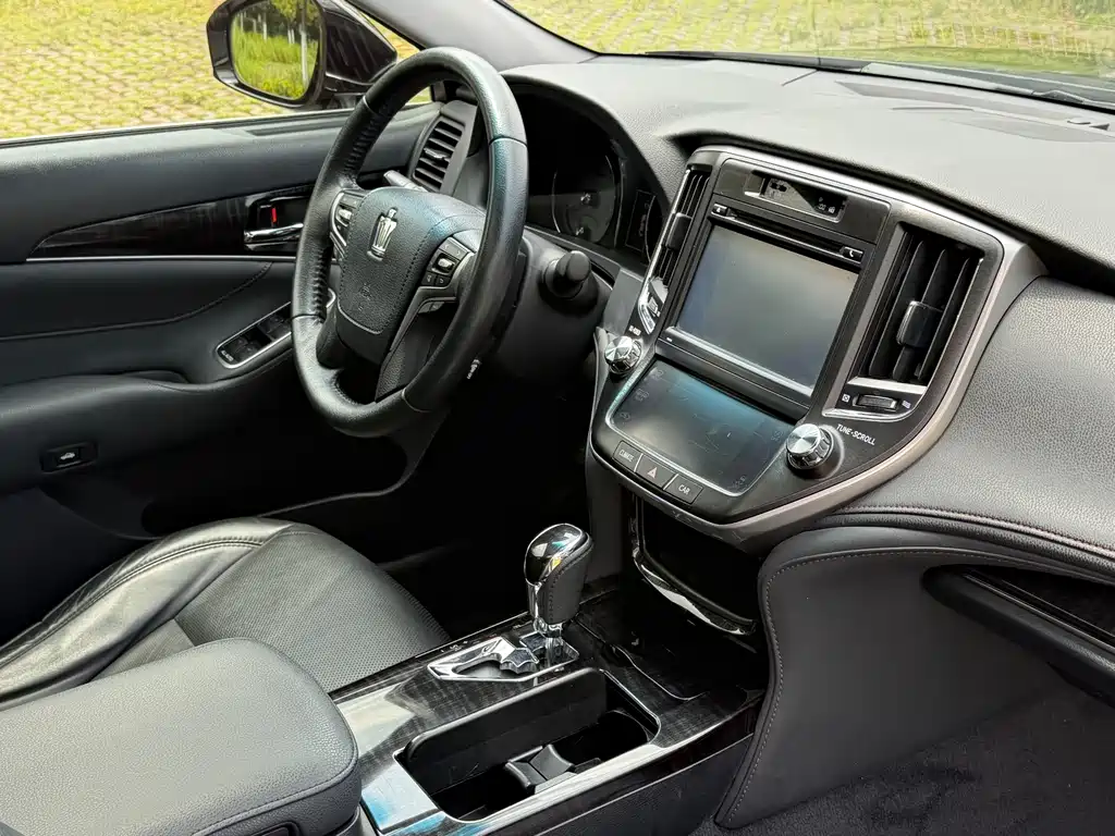 Toyota Crown 2017 — фото 12
