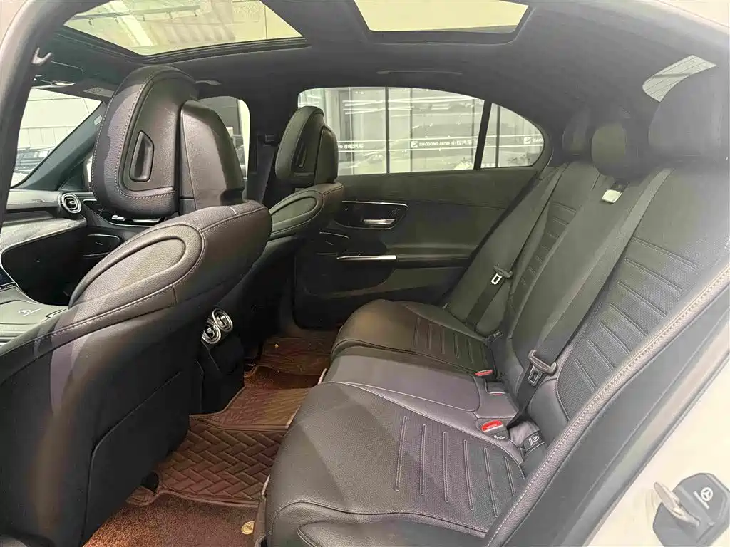 Mercedes-Benz C-Class 2025 — фото 17