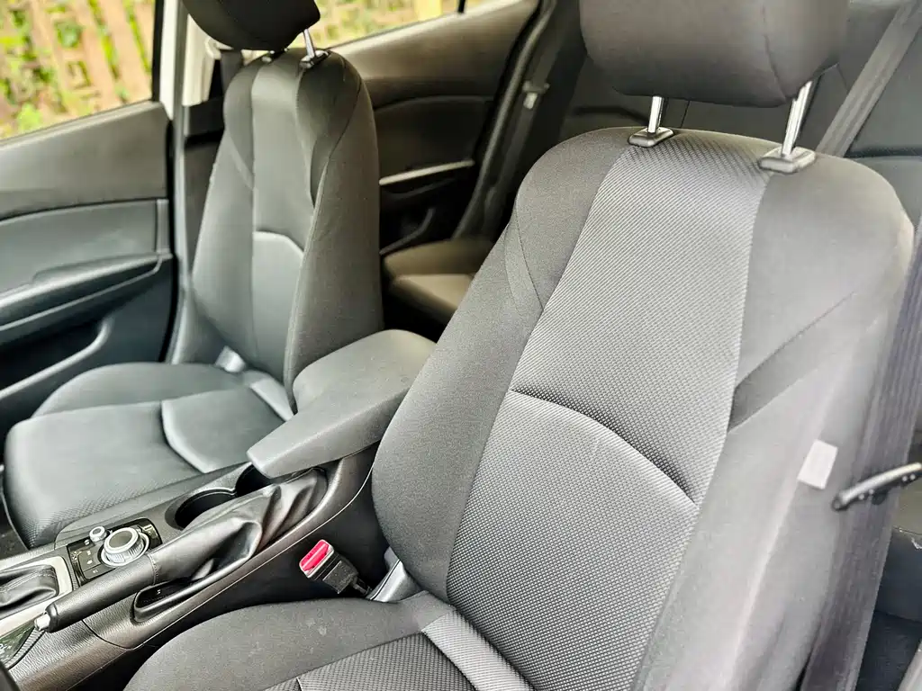 Mazda 3 Axela 2018 — фото 16
