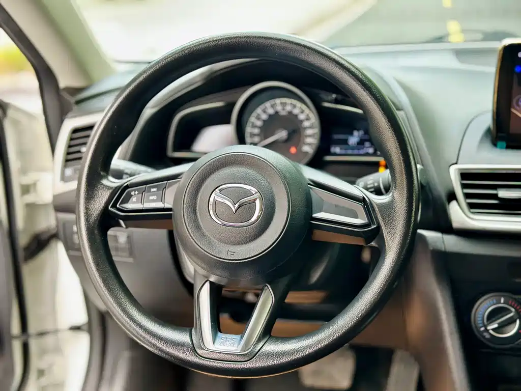 Mazda 3 Axela 2018 — фото 13