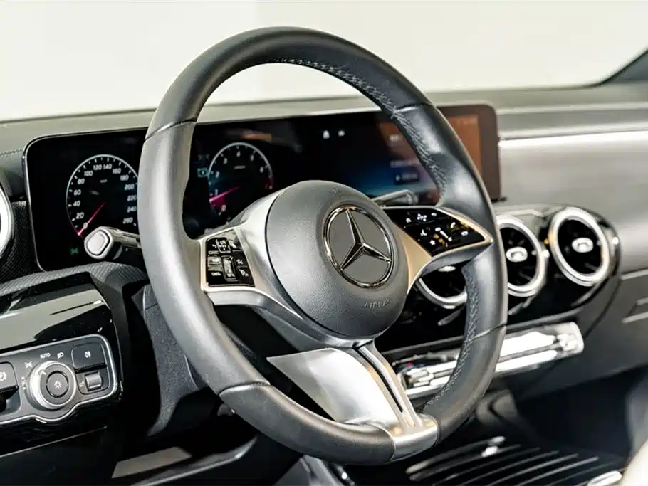 Mercedes-Benz A-Class 2024 — фото 11