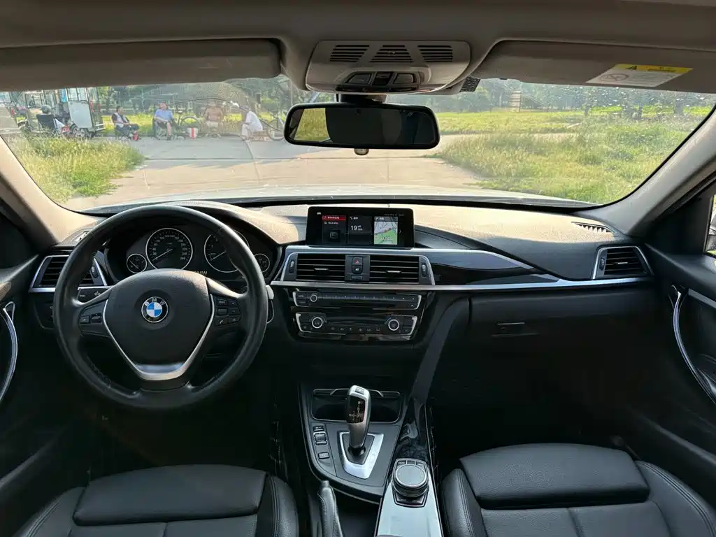 BMW 3 Series 2019 — фото 10