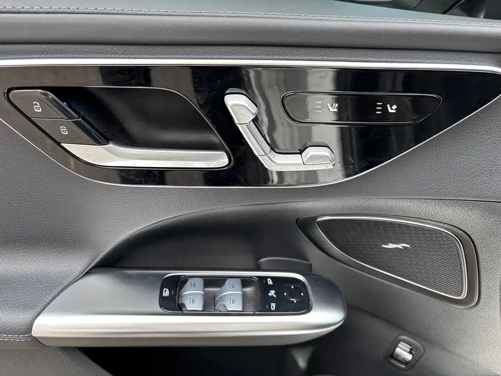 Mercedes-Benz C-Class 2024 — фото 17