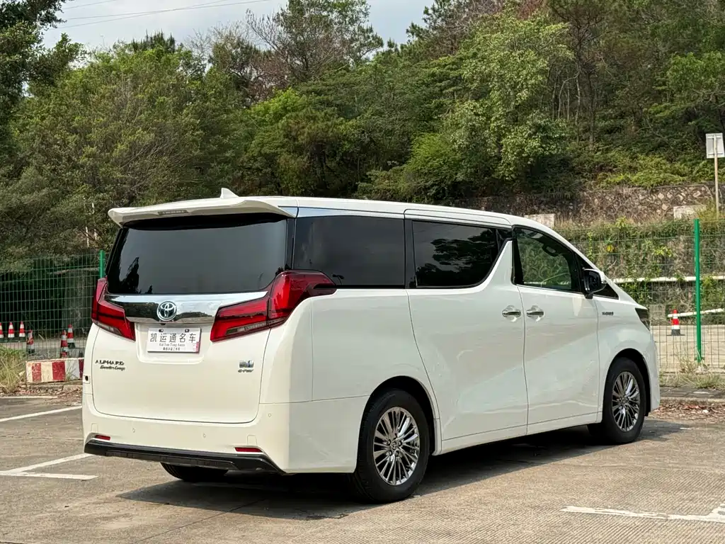 Toyota Alphard 2023 — фото 8