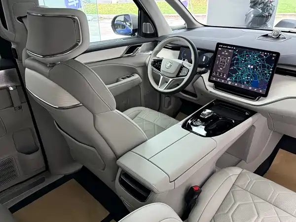 Volvo EM90 2025